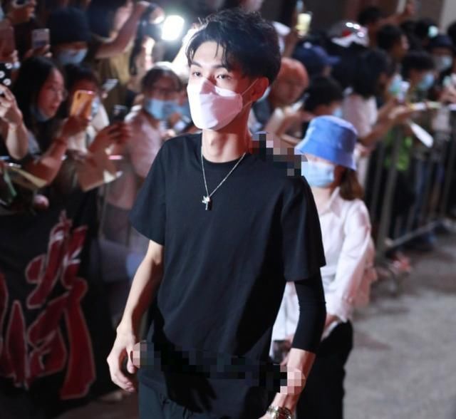  打入|德云社业务扩展！秦霄贤打入女团内部，网友：是去教女团说相声？