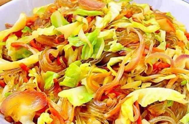 包菜|酸辣款包菜炒粉丝的好吃做法,脆嫩鲜香,弹软美味,家人特爱吃