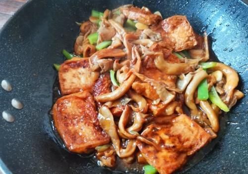 后把|1把平菇，1块豆腐，简单的家常菜，味道营养不输大鱼大肉