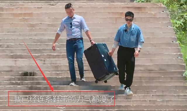 黄晓明|《中餐厅》首播黄晓明热到脱妆,赵丽颖衣服却抢镜,我没看错吧?