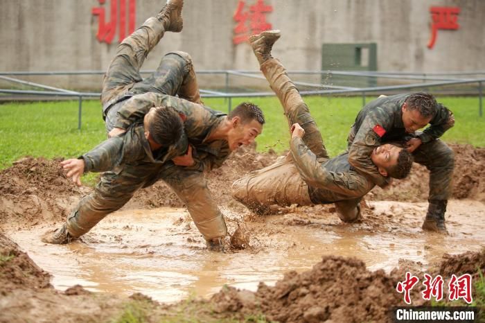 孟德龙|江苏扬州武警：三伏砺精兵