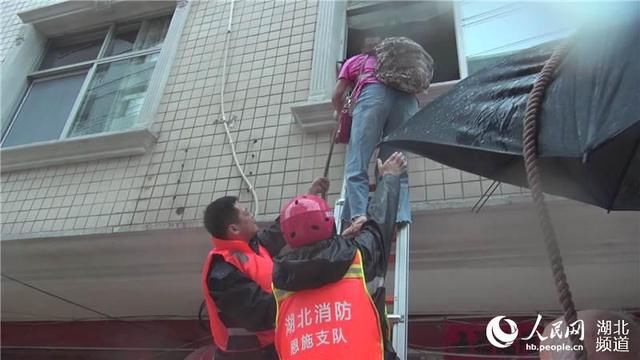 引发|湖北建始：暴雨引发内涝 消防紧急营救转移被困群众近千人