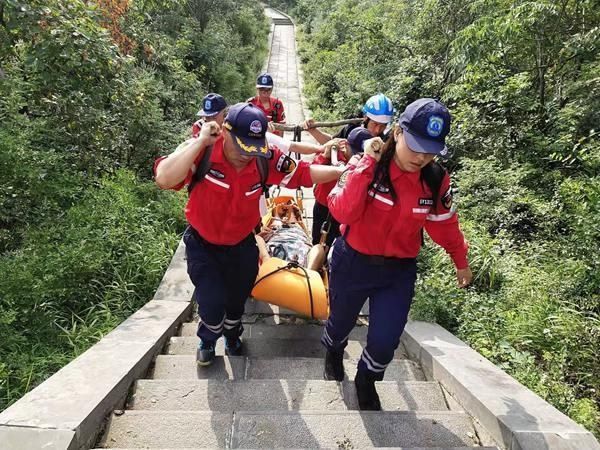  嵩山消防救|女子爬山走“野路”摔断小腿，嵩山救援30多人抬4个小时下山