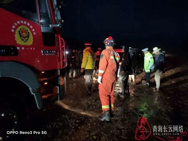  车辆|雨夜两车陷入泥坑无法脱困，玉树消防冒雨救援