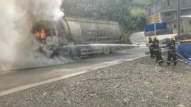  扑灭|突然起火，30分钟扑灭！