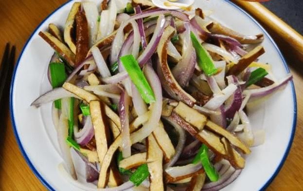  钙质|洋葱和它是绝配，每天炒一盘，简单易学，补钙质，孩子长个头