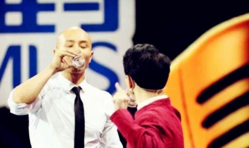  嘉宾|他曾强亲谢娜、骂金星是太监，因耍酒疯被封杀，如今跑小县城商演