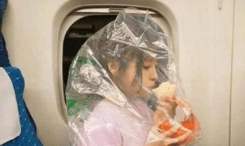 头套|女子头套塑料袋坐飞机, 得知原因后车厢的人低下了头