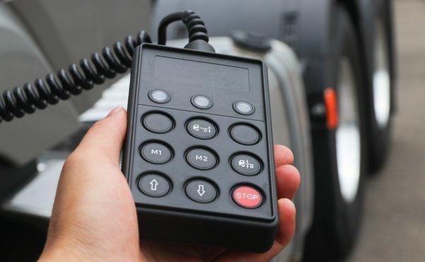  实拍|新增各种预警配置，实拍520马力现代创虎重卡，还有越野模式