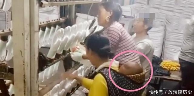 胸前|女子深夜夜市摆摊，胸前缠绕着的布条，顾客看到后深表同情
