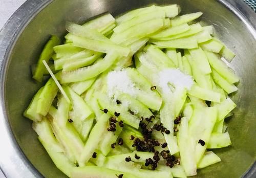 麻辣|西瓜皮您会吃吗?教您一道不花钱的开胃小菜,麻辣鲜香,超下饭