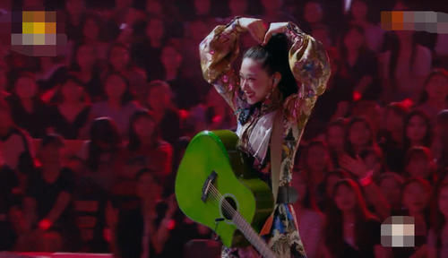  乐队|《乘风破浪》表演结束其他人都在台上，谁注意万茜去干啥了？变化真大