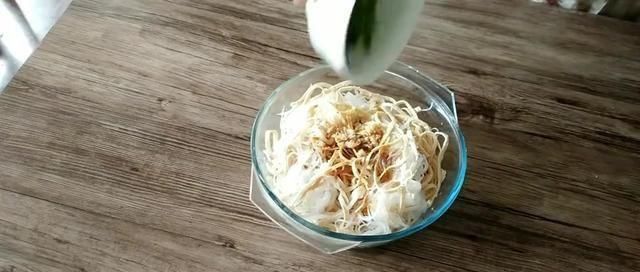 豆腐皮|萝卜新的吃法,不炒,不做馅,加些粉丝和豆腐皮,清爽解腻