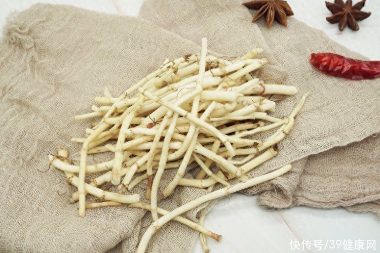 多吃西红柿对男性有什么好处(西红柿被称为“男性保护神”，营养有多高？生吃和熟吃哪个好？)