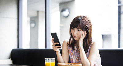 自作自受|她拼死生下双胞胎，男友却说她是个骗子：自作自受