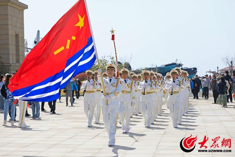 海军军乐队在海军博物馆进行海军军乐行进表演