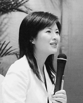  再度|前央视主持张泉灵：因一场乌龙病辞离央视，今靠“奇葩”方式再度走红