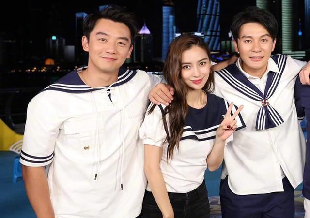  杀青|跑男团拍杀青大合照，唯一女成员baby站旁边，C位人选地位不一般