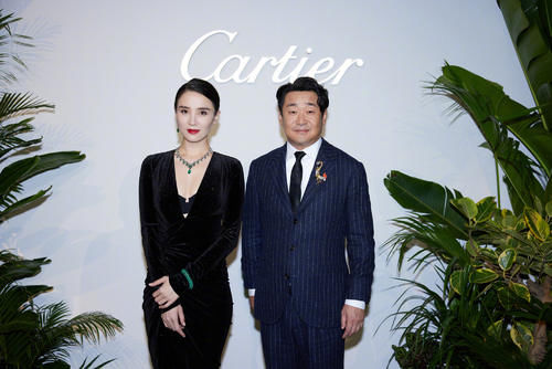 造型|宋佳造型真圈粉，穿丝绒裹身裙复古明艳，真是40＋女性穿搭教科书