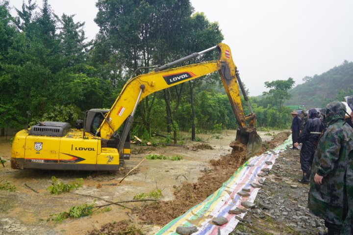  干群|一起上！桐庐干群合力冲锋 抢救堤坝管涌