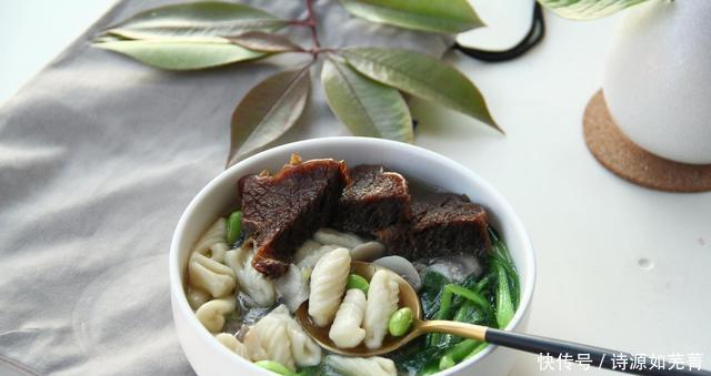 耳面|是猫耳朵还是面条鱼,这是一道美味的绿色蔬菜和蘑菇猫耳面