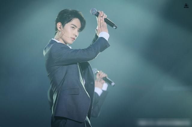  自语|肖战品美食，每种小吃只尝一口，自语“太浪费”，粉丝：被骂怕了