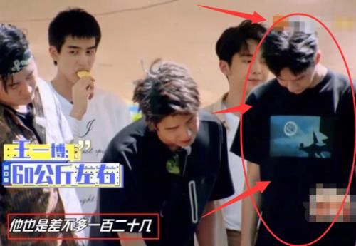  包袱|钱枫《天天向上》称体重，当特写给到电子秤，看王一博：偶像包袱碎一地？