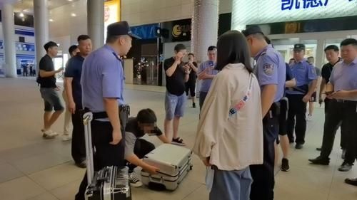  绵阳|绵阳一商场发现不明行李箱 警方通报