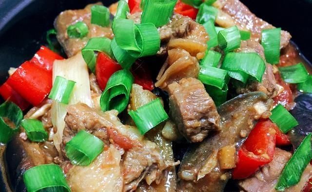  好吃|美味的牛肉茄子锅太好吃了，连筷子都装不下，这和米饭很相配