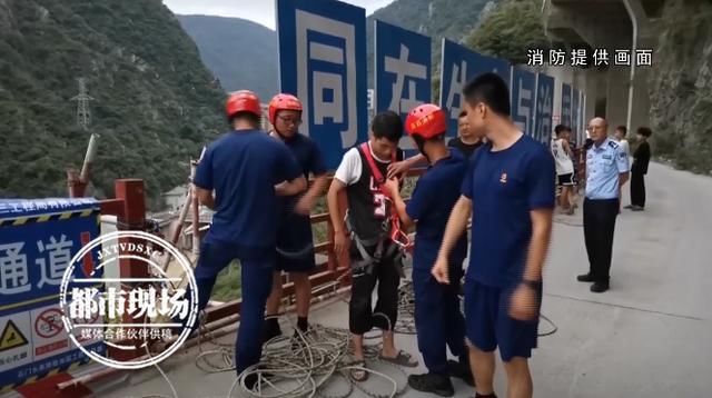  困学生|8名学生被困山崖，离路面有40米，脚边就是滚滚洪水