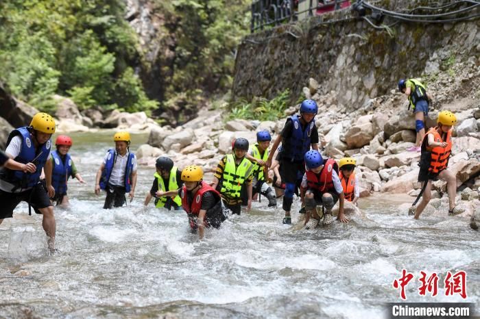 高温|湖南持续高温 民众溯溪泼水避暑