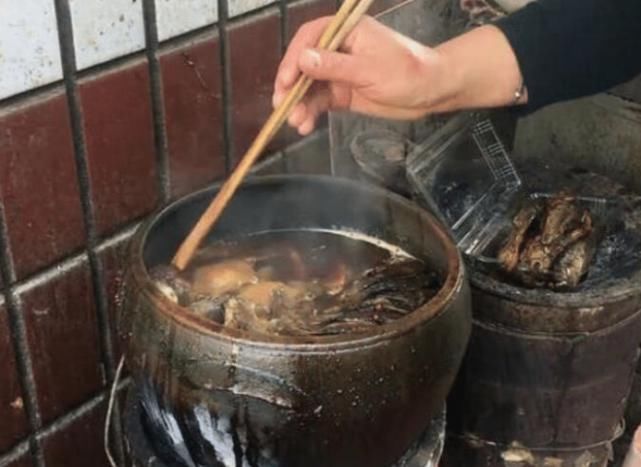 顾客|大婶街边卖“大碗鱼”,8元一条,30年不涨价,顾客百吃不厌