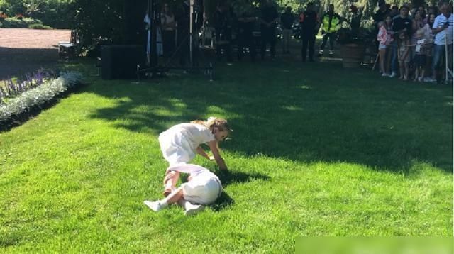 公主|瑞典王室姐弟俩玩闹,奥斯卡为抢球把姐姐绊倒在地,好调皮