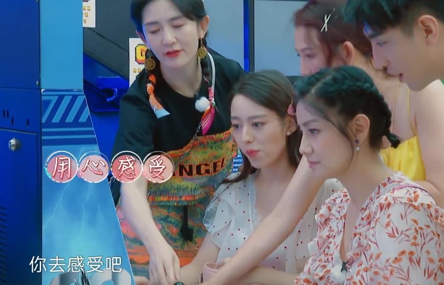  节目|吉娜明明是第一次玩游戏机，看到她跟胡可比赛的结果，这是天才？