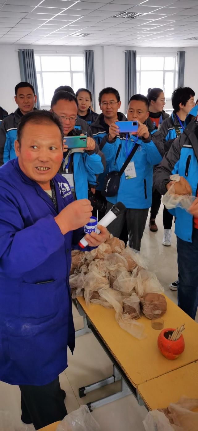 六盘|#网络达人浪固原#|漫步于细雨绵绵，探索从砖雕工艺到红色精神