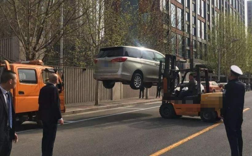  乱停车|车子被挡道怎么办？暴躁女司机三次加速，直接撞出一条路
