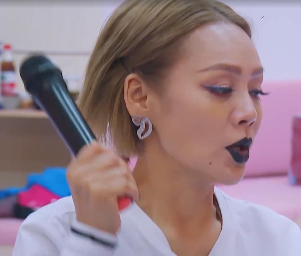  范儿|郑希怡在宁静背后表现大佬范儿，说的话字幕不敢打，弹幕炸锅！