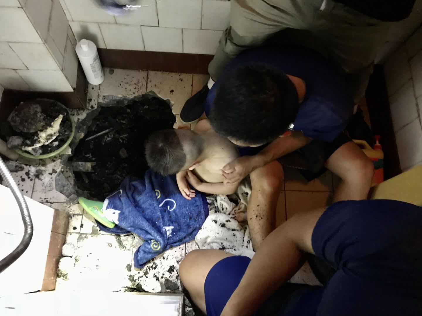  消防员|3岁男孩脚卡进便池，消防员5小时凿穿便池口实施救援