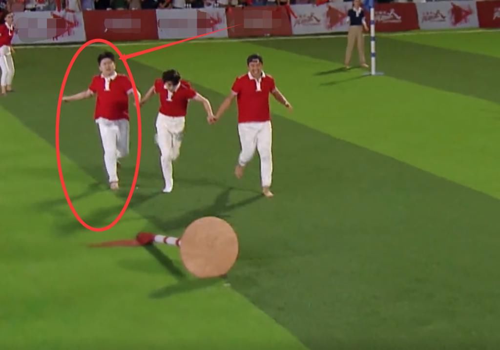  蔡徐坤|蔡徐坤为赢，张大大跑不动也拉着他向前跑，谁注意张大大的跑姿？心疼我坤