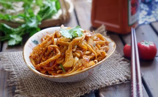  切成|严选美食：腊肠炒蒜苗，鸡肉芦笋，萝卜土豆条，孜然手撕杏鲍菇