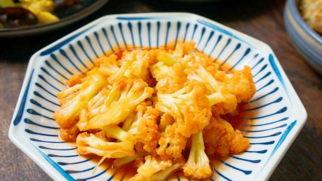  倒入|晒晒一家三口的晚餐，4道家常菜1主食，营养丰富，网友：太抠门