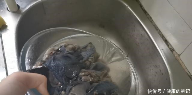 简单|手把手教你做营养又滋补的乌鸡汤,做法简单,汤汁鲜美可口