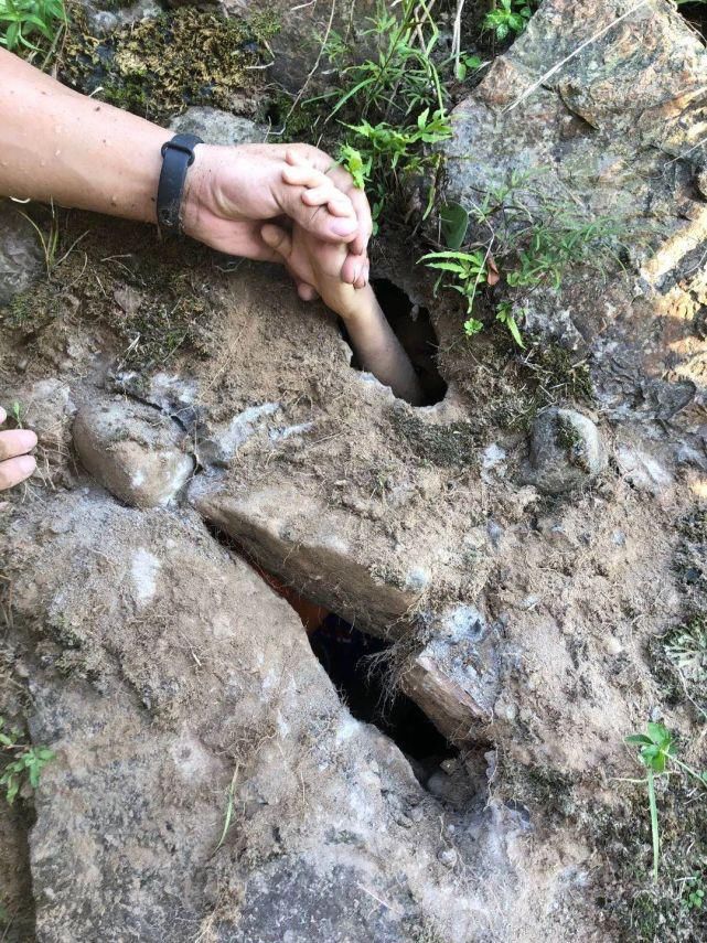  伸出|好险！岸边涵洞伸出一只小手...