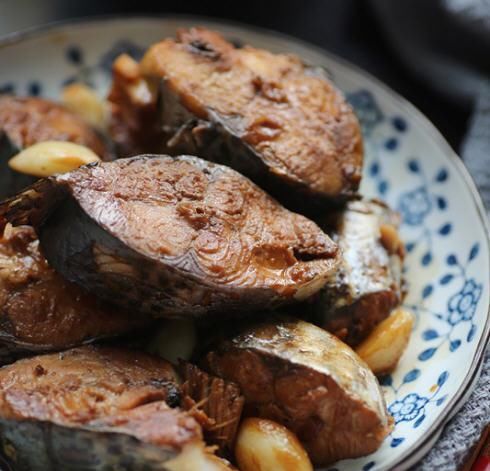 家常|小菜凉拌蒜苗丝,家常炖鲅鱼,素炒花生芽