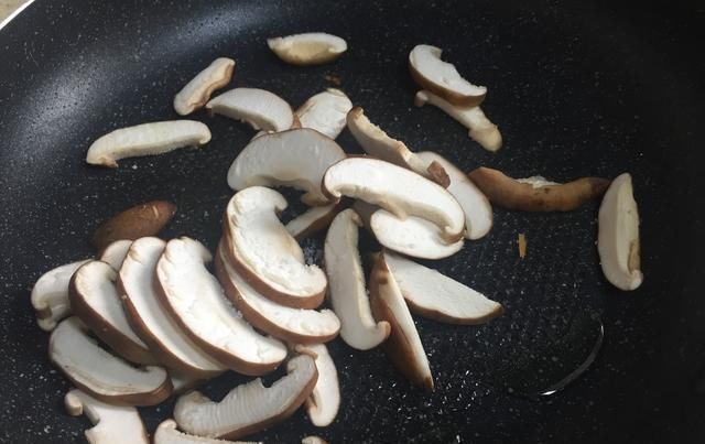  韩式|粉条除了炖猪肉还能做出啥花样？好吃又简单的韩式炒杂菜