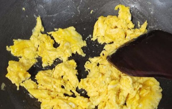  灵魂|最近很火的一道菜“灵魂炒蛋”，原来做法这么简单，口感嫩滑不腻