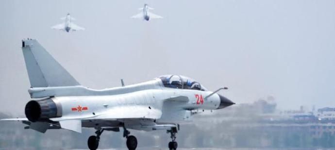  发动机|浙东某机场，数十架战机利剑出鞘，歼10苏30高强度跨昼夜出击