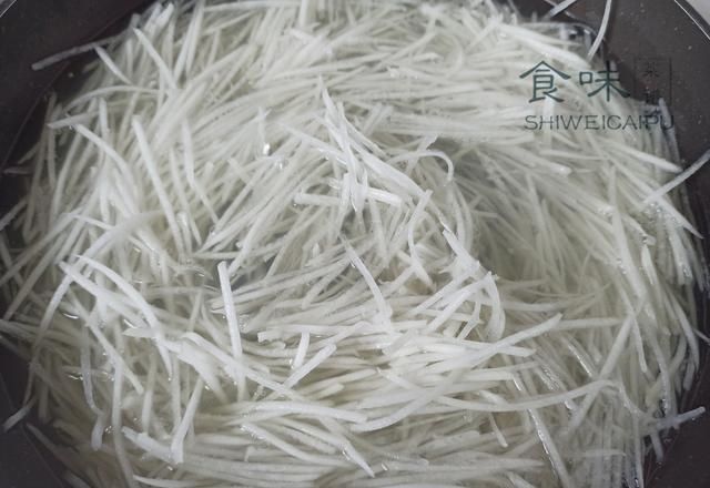 鲜美|吃萝卜的季节到了，教你秘制萝卜包子馅，鲜美多汁，一顿5个不够