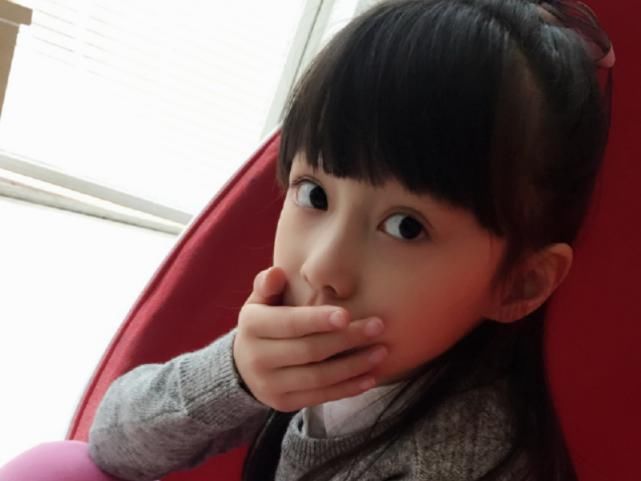 女儿|赵薇女儿才是“整容式”长大,小时候软萌可爱,如今美到认不出!