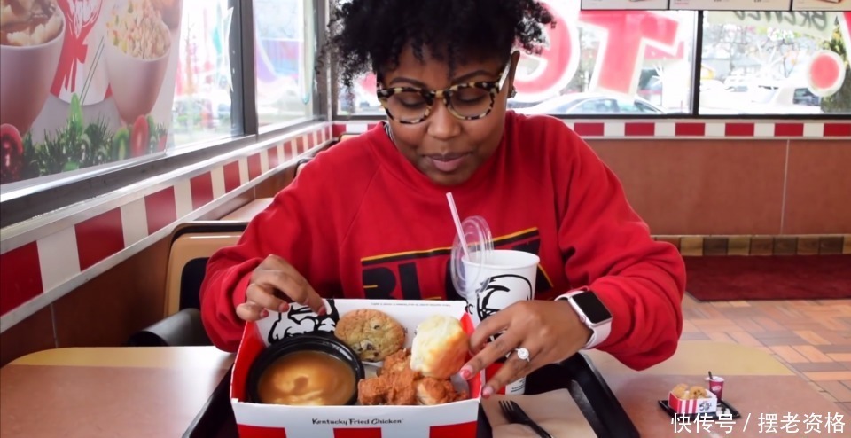 地上|世界最小的肯德基店,一份炸鸡比手指还小,还得趴在地上取餐